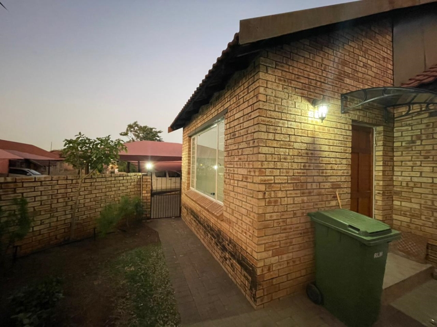 To Let  Bedroom Property for Rent in Cashan North West